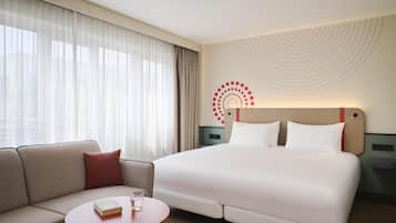 Luxe beddengoed, pillowtop-bedden, een minibar, een kluis op de kamer