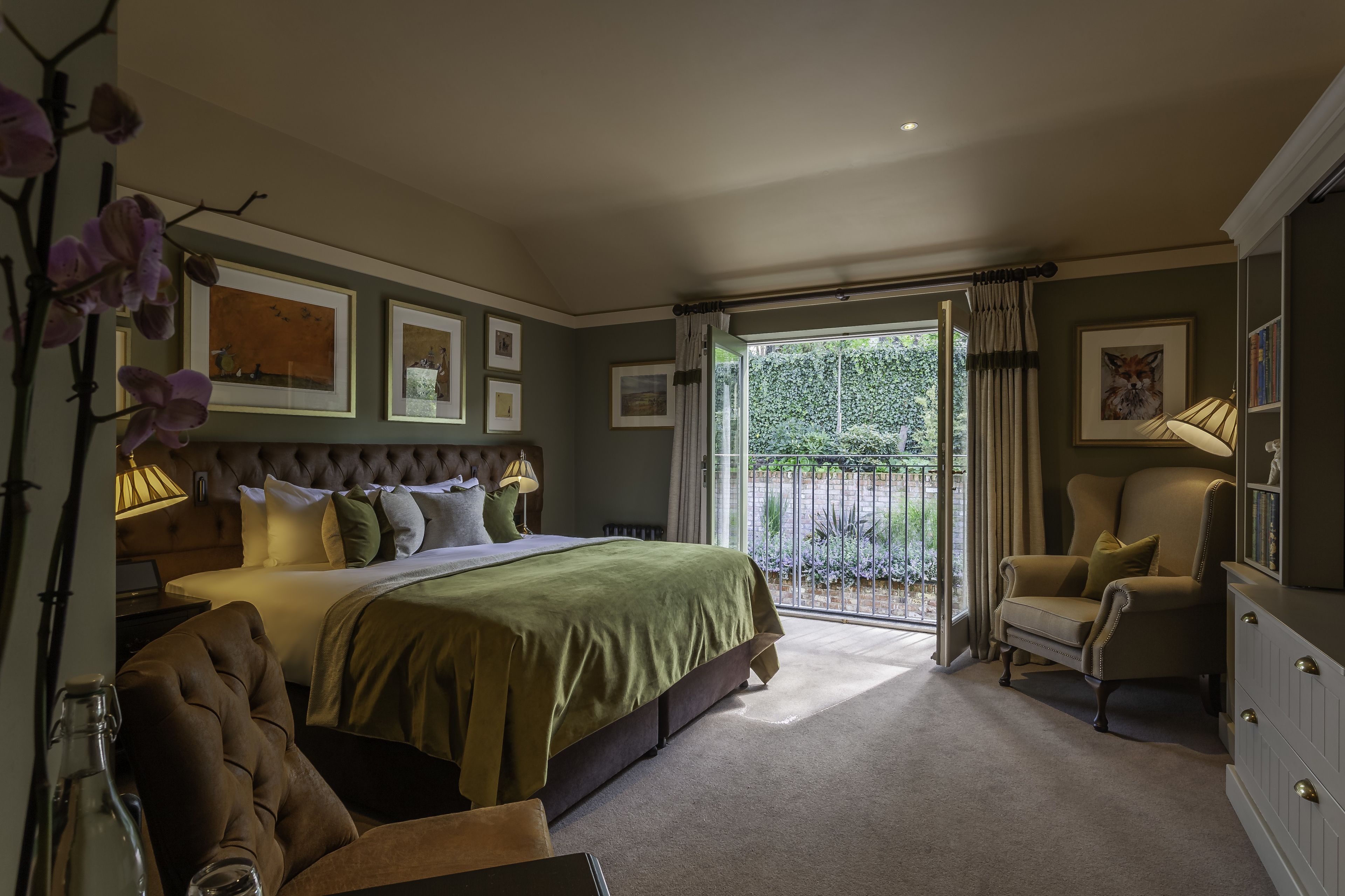 double room (lodge classic) | individually decorated, blackout curtains, iron/ironing board