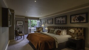 Individuelt dekorert, blendingsgardiner og strykejern/-brett