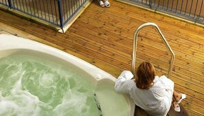 Indoor spa tub