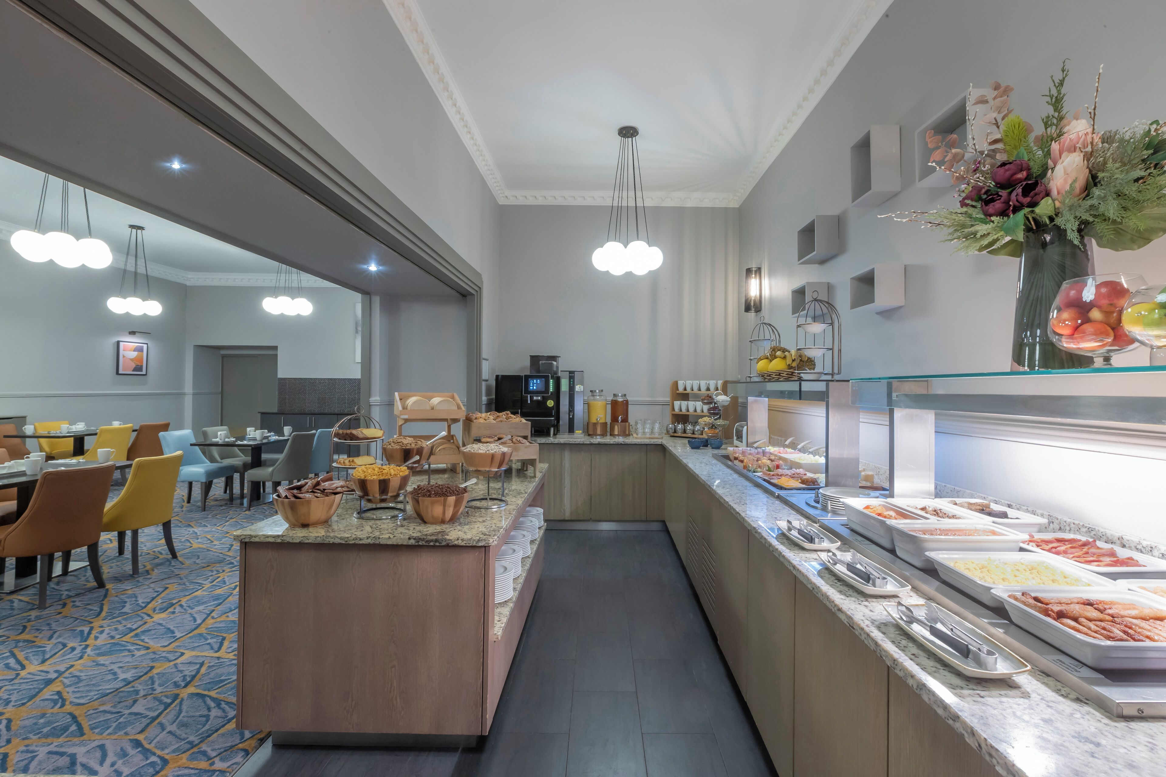 Melayani sarapan dan makan malam dengan sajian masakan Irlandia