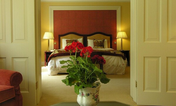 Premium bedding, in-room safe, desk, iron/ironing board - Ross Lake House Hotel (Oughterard)