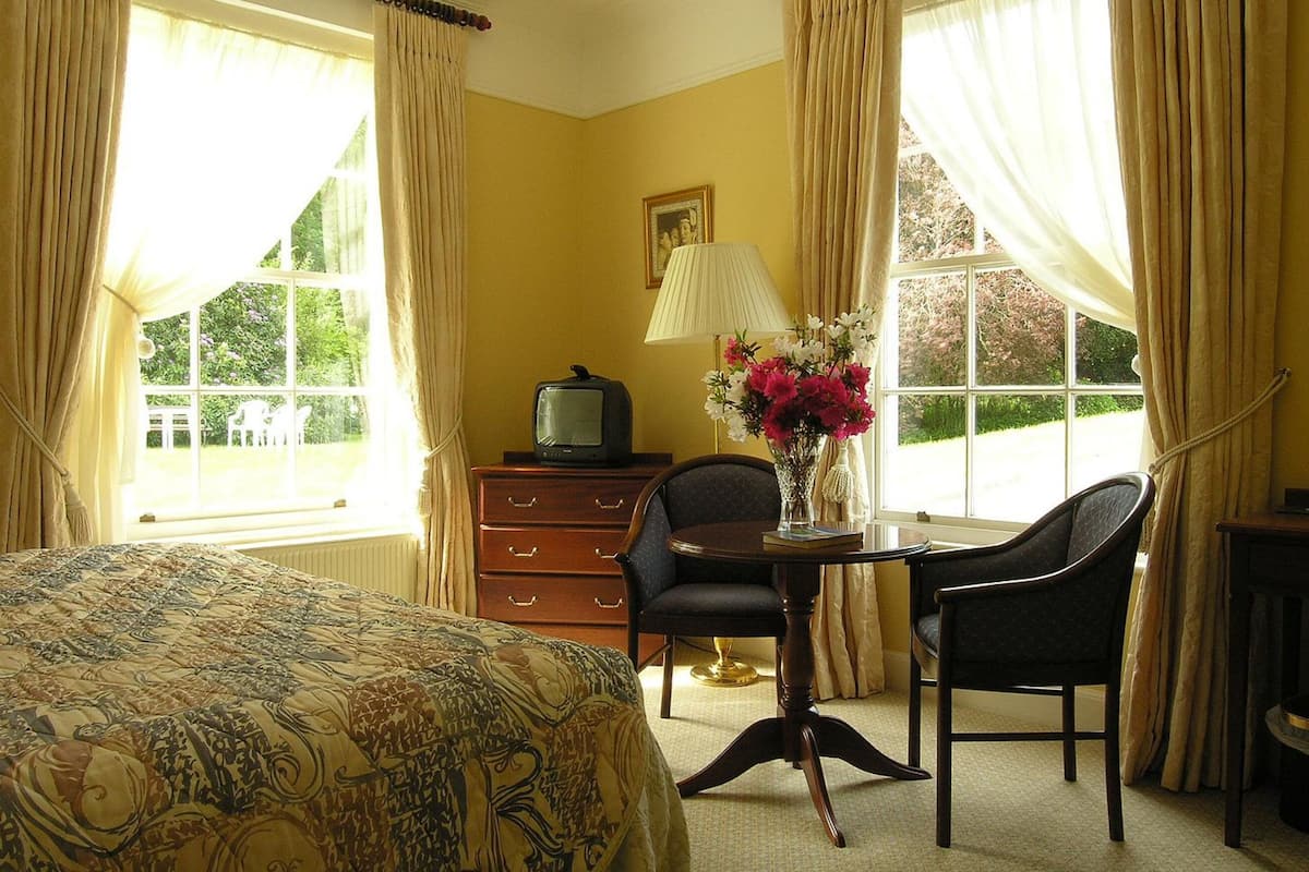 Premium bedding, in-room safe, desk, iron/ironing board