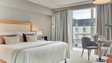 Classic Room, 1 King Bed | In-room safe, desk, laptop workspace, blackout drapes