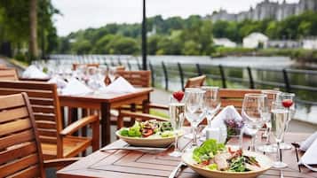 2 restaurantes; se sirven almuerzos, cenas y cocina local