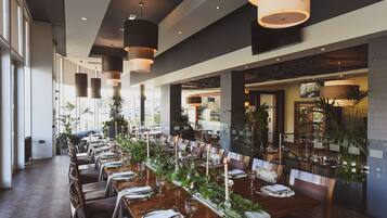 2 restaurants; lunch and dinner served