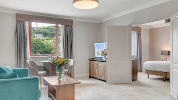 Junior Suite | In-room safe, desk, laptop workspace, blackout curtains