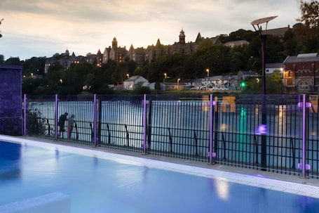 Una piscina techada. The Kingsley