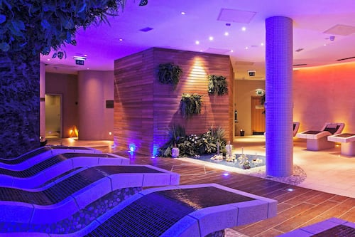 Een sauna, een bubbelbad, een stoombad, lichaamsbehandelingen