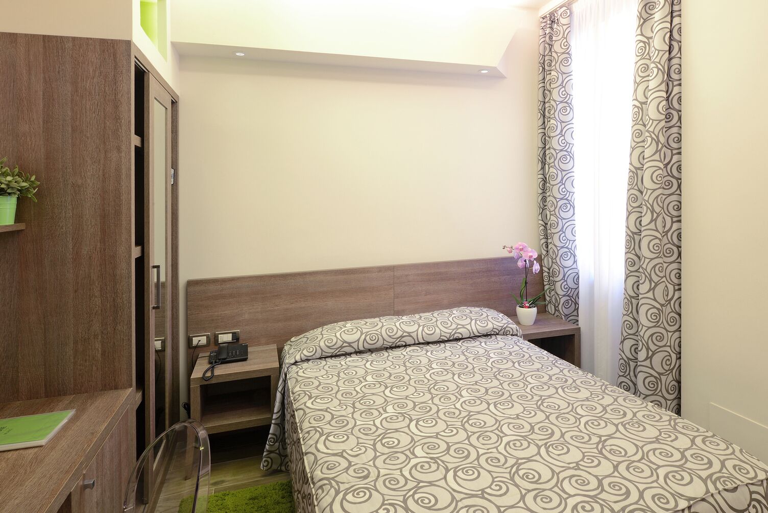 1 bedroom, premium bedding, down duvets, minibar