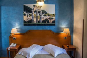 Een bureau, gratis wifi, beddengoed