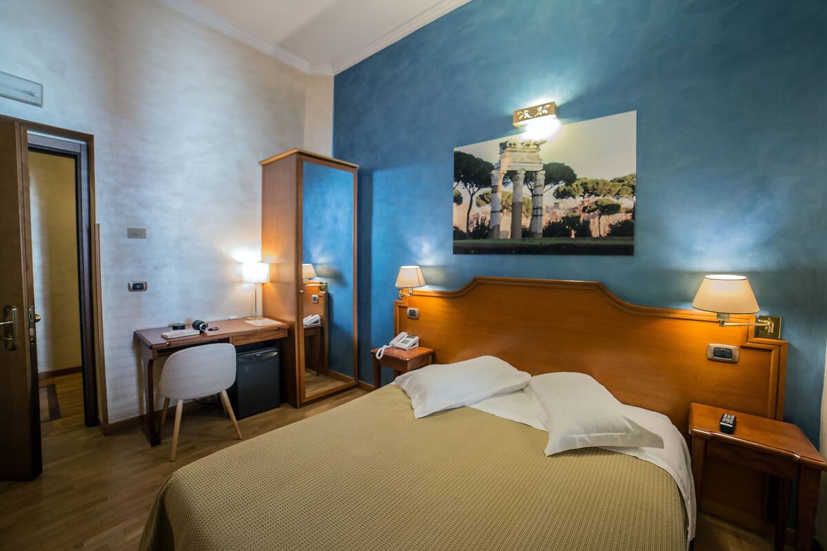 Escritorio, wifi gratis, ropa de cama