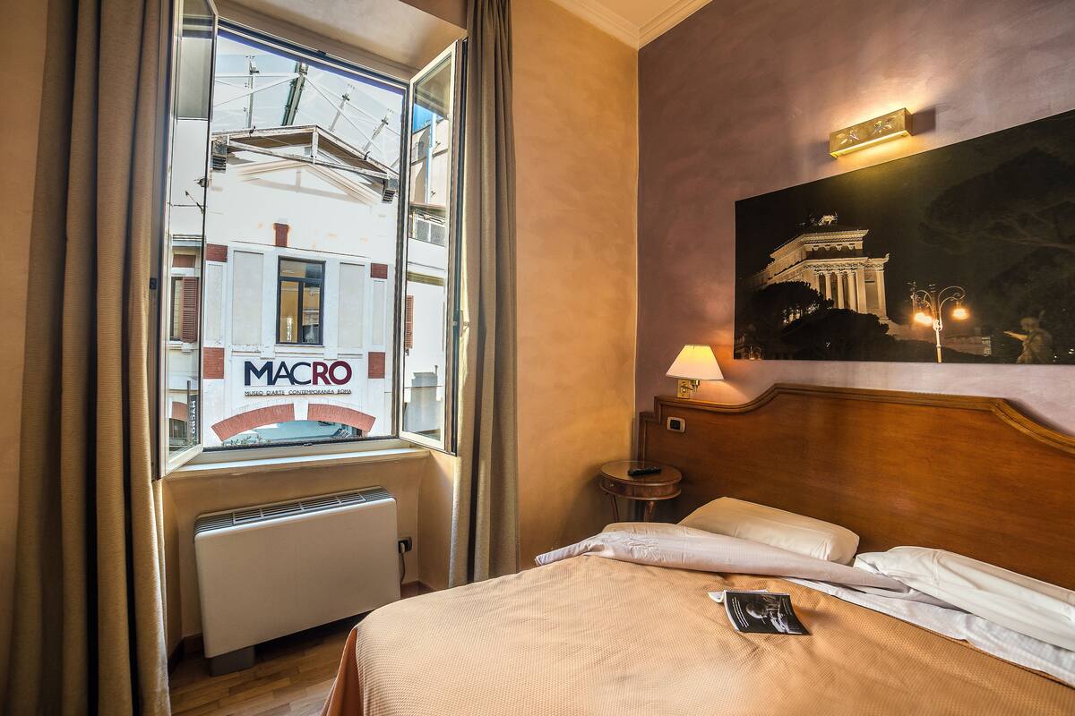 Escritorio, wifi gratis, ropa de cama