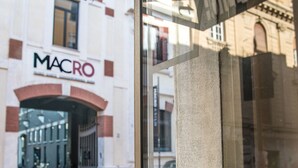 Entrada de hotel con un letrero que dice "MACRO HOTEL KENT" y el número "3" que indica la habitación.