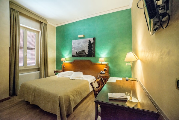 Een bureau, gratis wifi, beddengoed