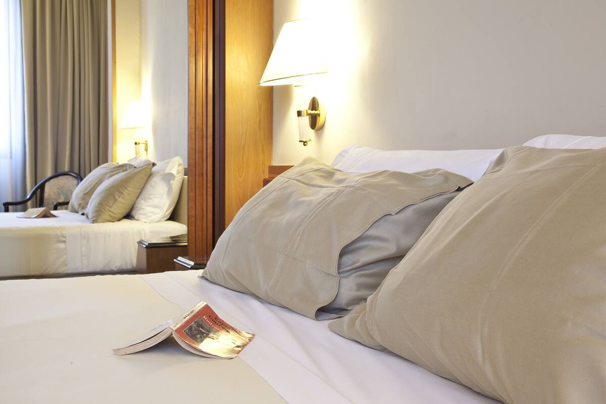 Couette en duvet, lit avec matelas en mousse à mémoire, minibar