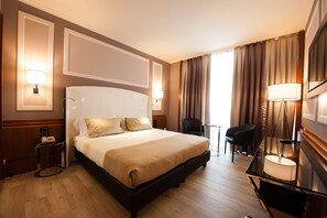 Couette en duvet, lit avec matelas en mousse à mémoire, minibar