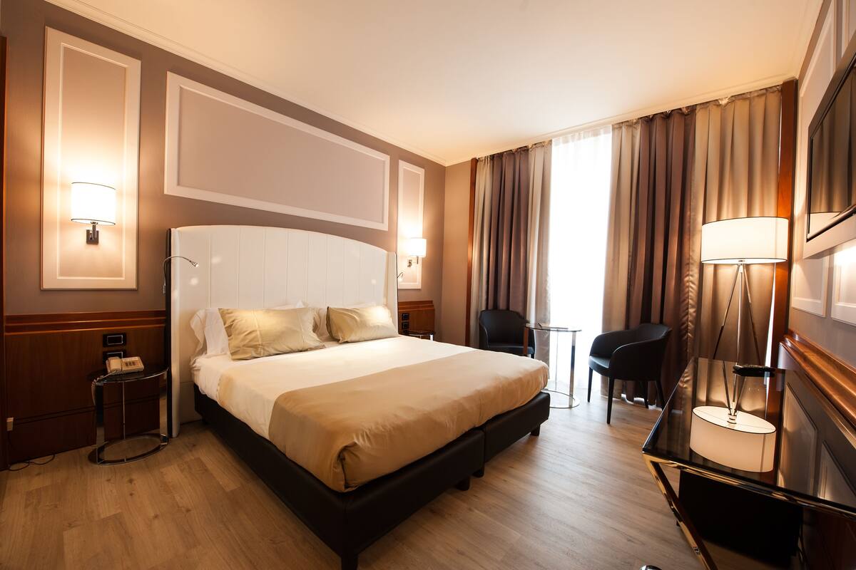Couette en duvet, lit avec matelas en mousse à mémoire, minibar
