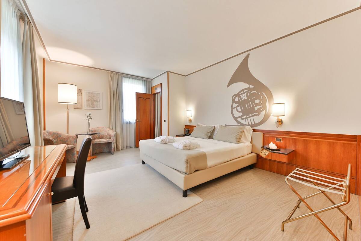 Couette en duvet, lit avec matelas en mousse à mémoire, minibar
