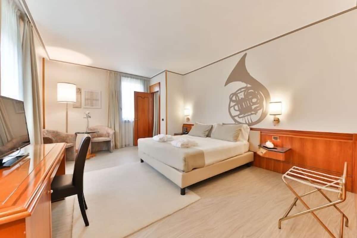 1 bedroom, down comforters, memory foam beds, minibar