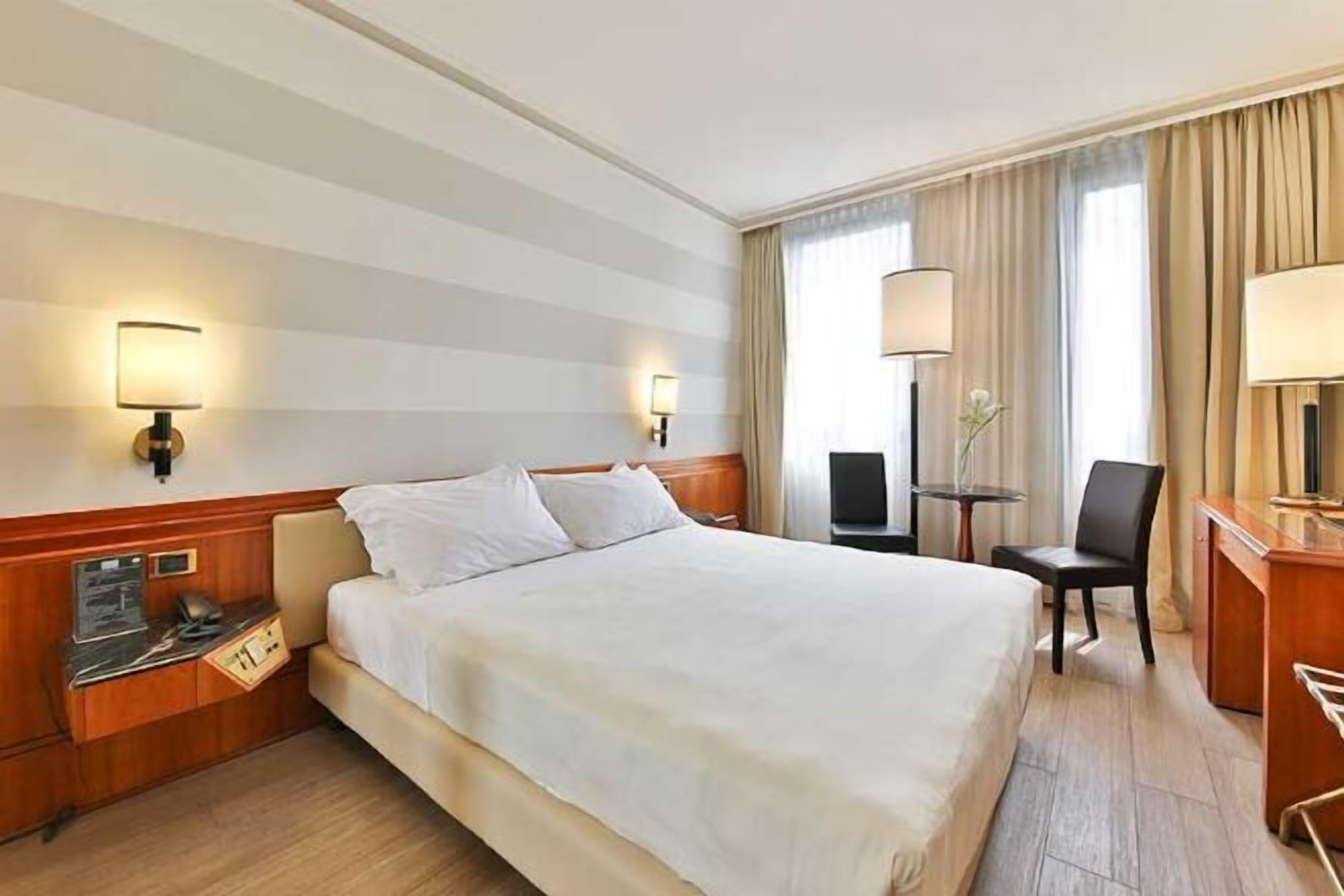 Couette en duvet d'oie, matelas mémoire de forme, minibar