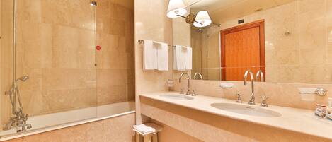 Une salle de bain moderne avec une douche à parois de verre, un meuble-lavabo à deux vasques et un grand miroir.