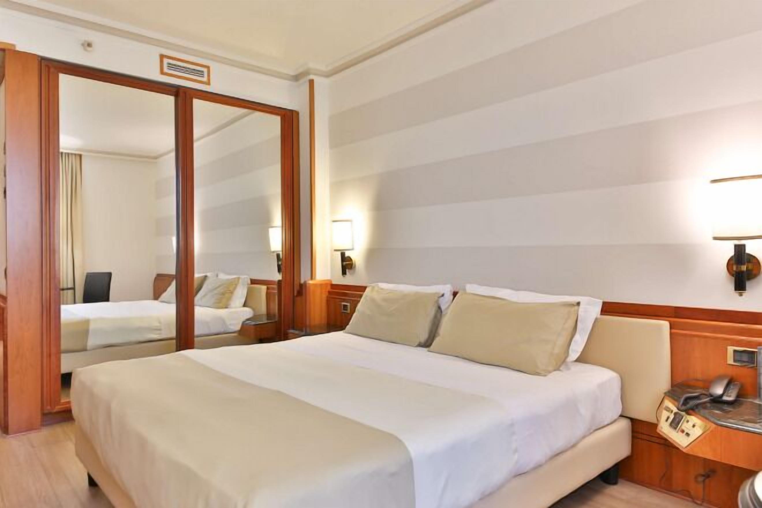 羽绒被、记忆海绵床垫、迷你吧、客房内保险箱