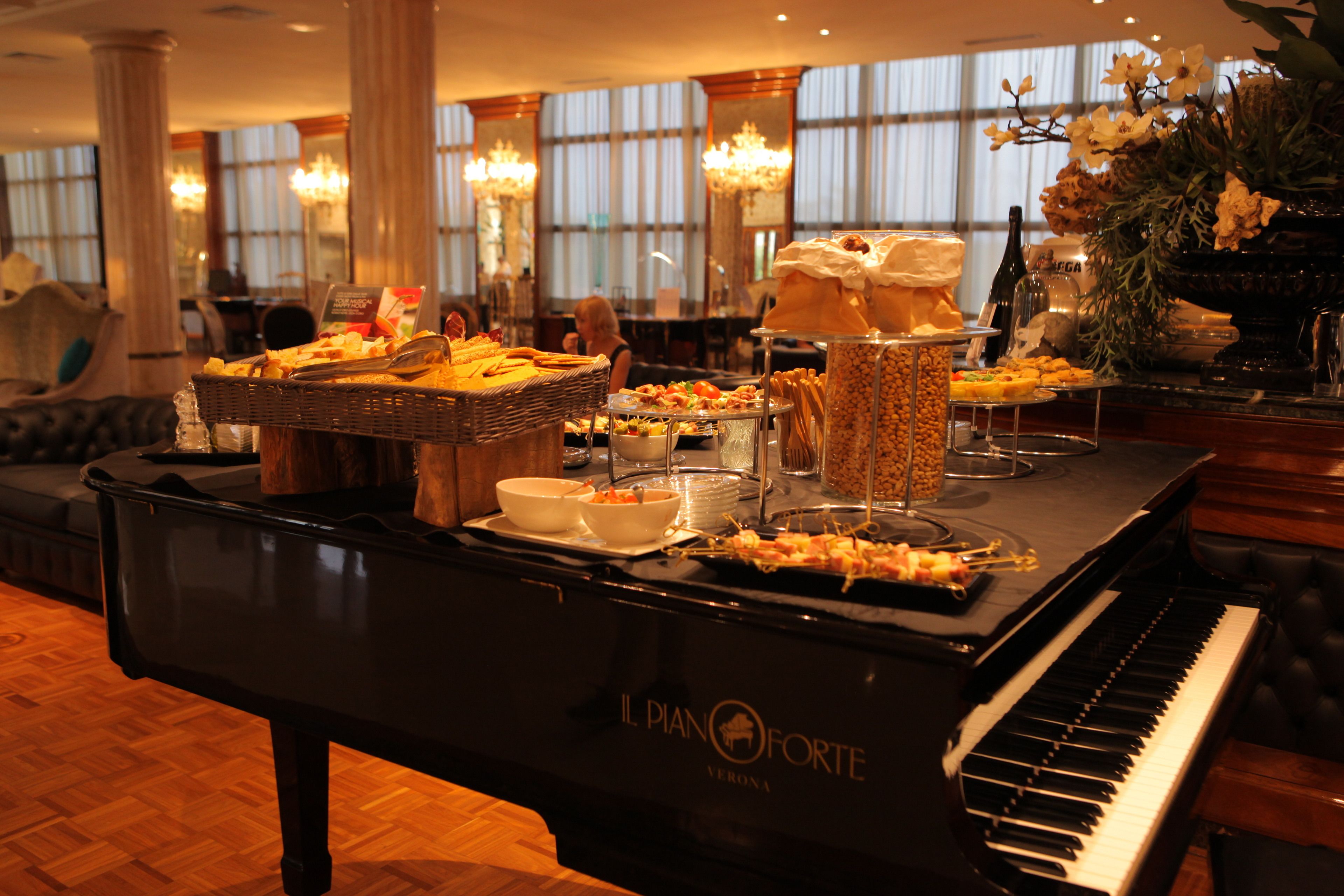 serves brunch and happy hour