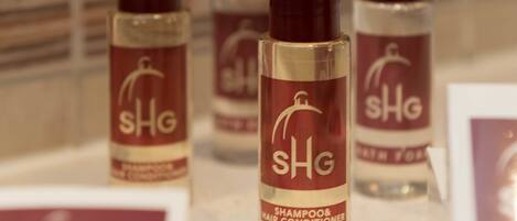 Présentation de bouteilles de shampoing et d’après-shampoing de la marque SHG.