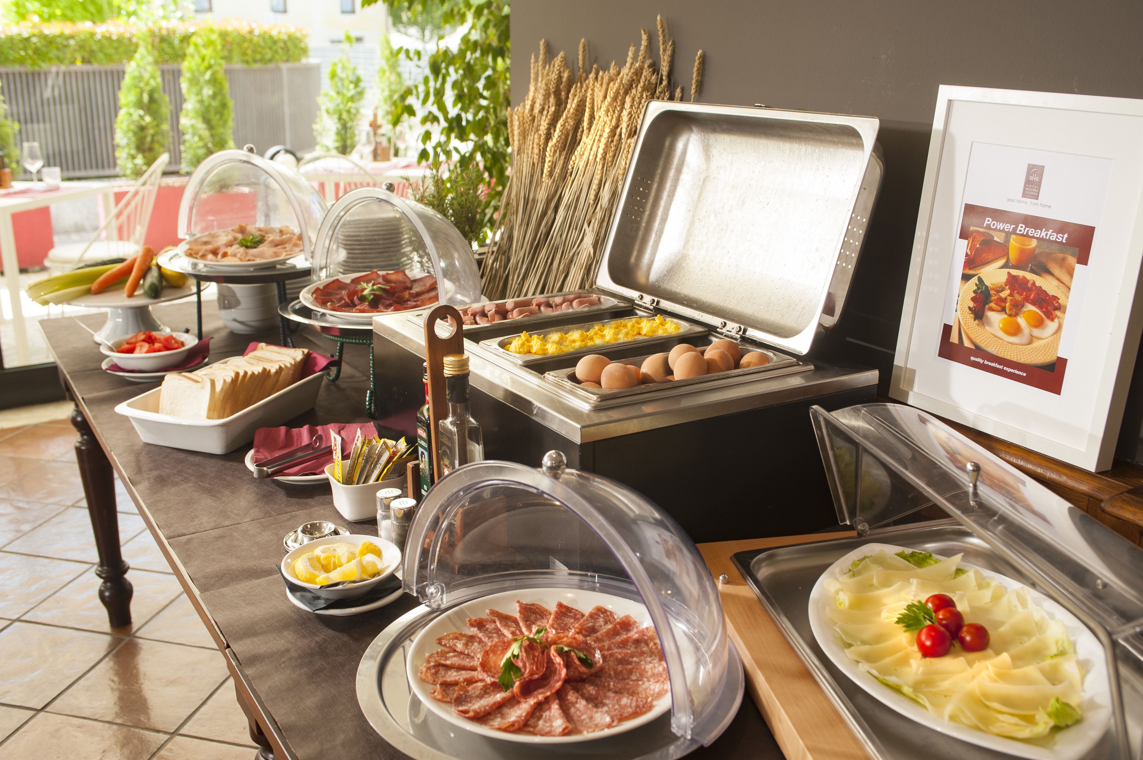 Desayuno continental (EUR 12 por persona) 