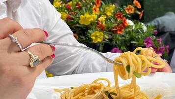 Une personne tenant une fourchette avec des spaghettis.