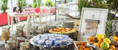 Petit déjeuner continental (12 EUR par personne)