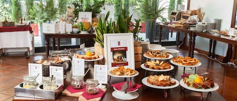 Tägliches kontinentales Frühstück (12 EUR pro Person)