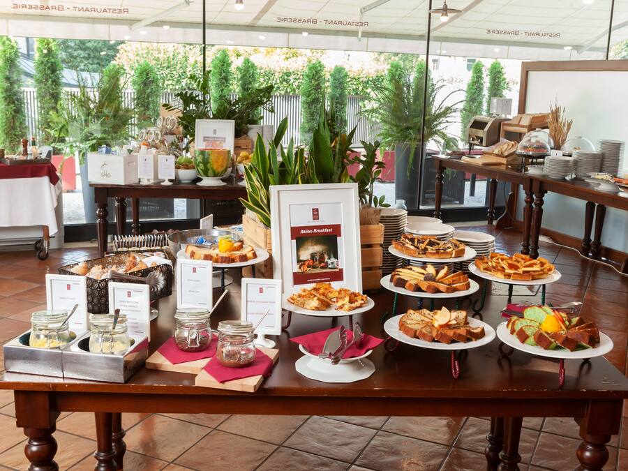 Daily continental breakfast (EUR 12 per person)