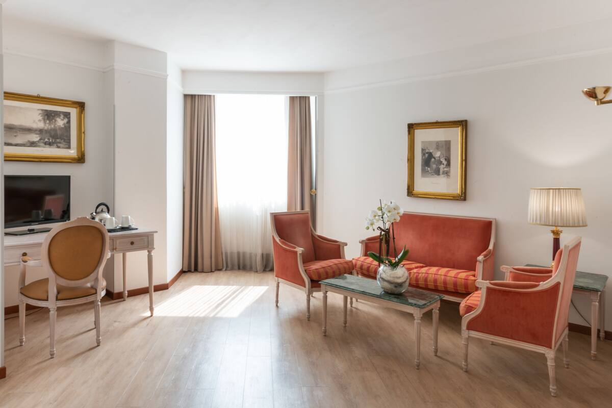 Een minibar, een kluis op de kamer, een bureau, geluiddichte muren