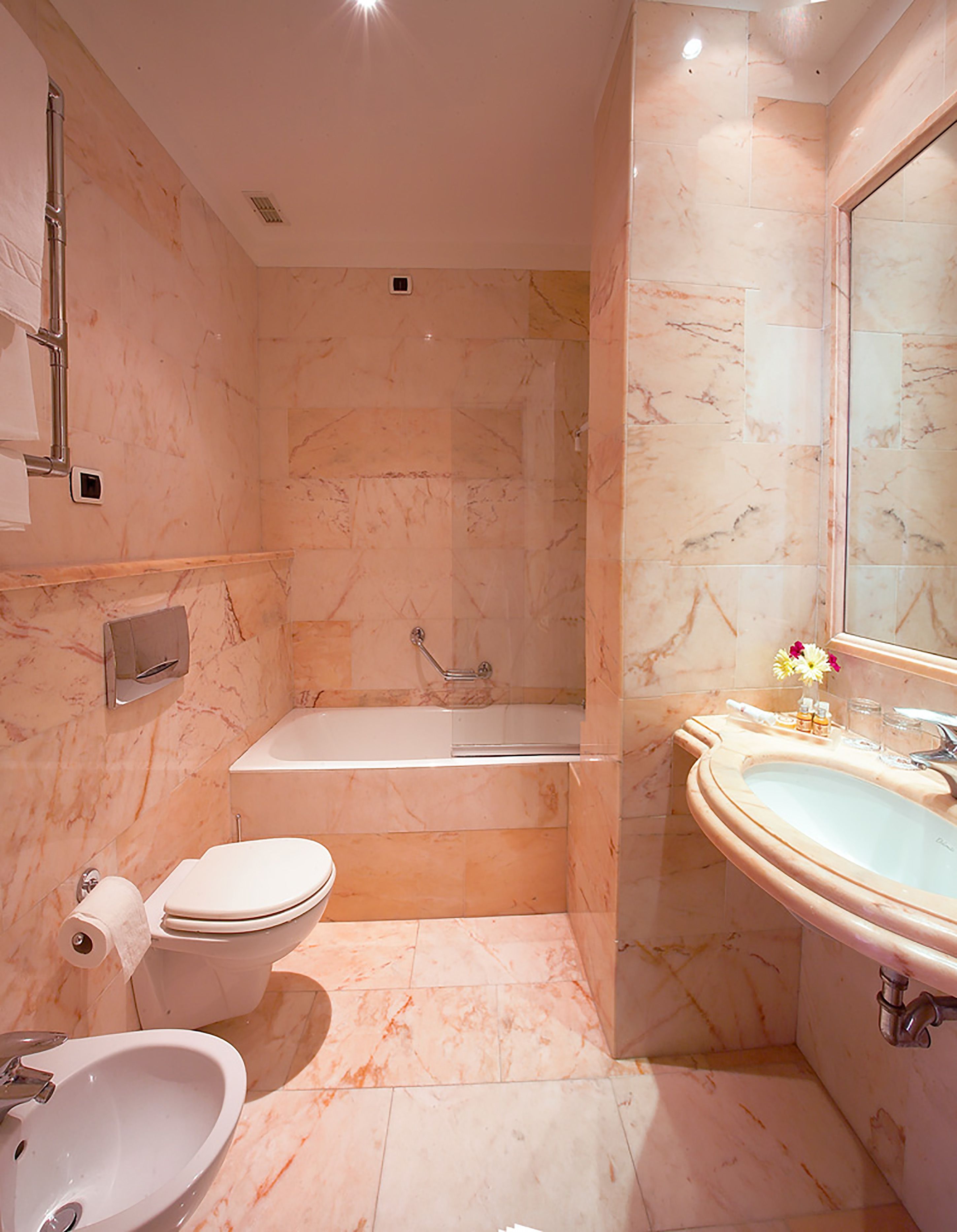 superior double or twin room, 1 double or 2 single beds, balcony, sea view (1) | bathroom | combined shower/bathtub, free toiletries, hair dryer, bidet