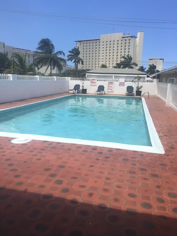 室外游泳池，日光浴躺椅