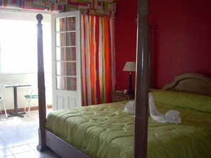 客房内保险箱、遮光窗帘、免费 WiFi