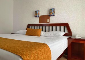 Premium bedding, iron/ironing board, free rollaway beds, free WiFi - Maya Palenque (Palenque)