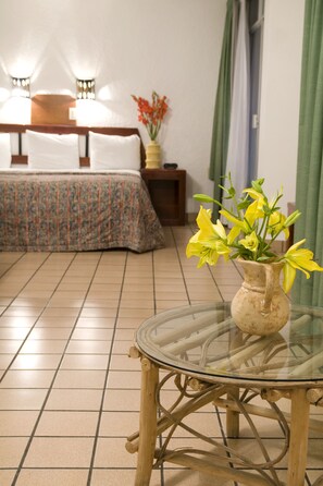 Ropa de cama de alta calidad y tabla de planchar con plancha