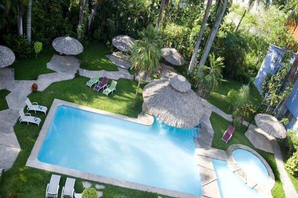 Una piscina al aire libre