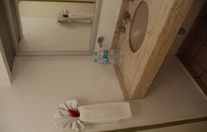 Standard Room | Bathroom | Shower, free toiletries, hair dryer, towels