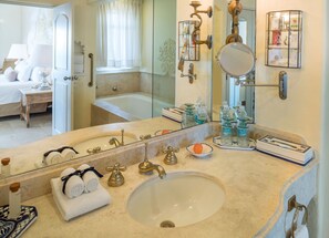 Suite Gobernador King | Baño | Artículos de higiene personal de diseño, secador de pelo y albornoces
