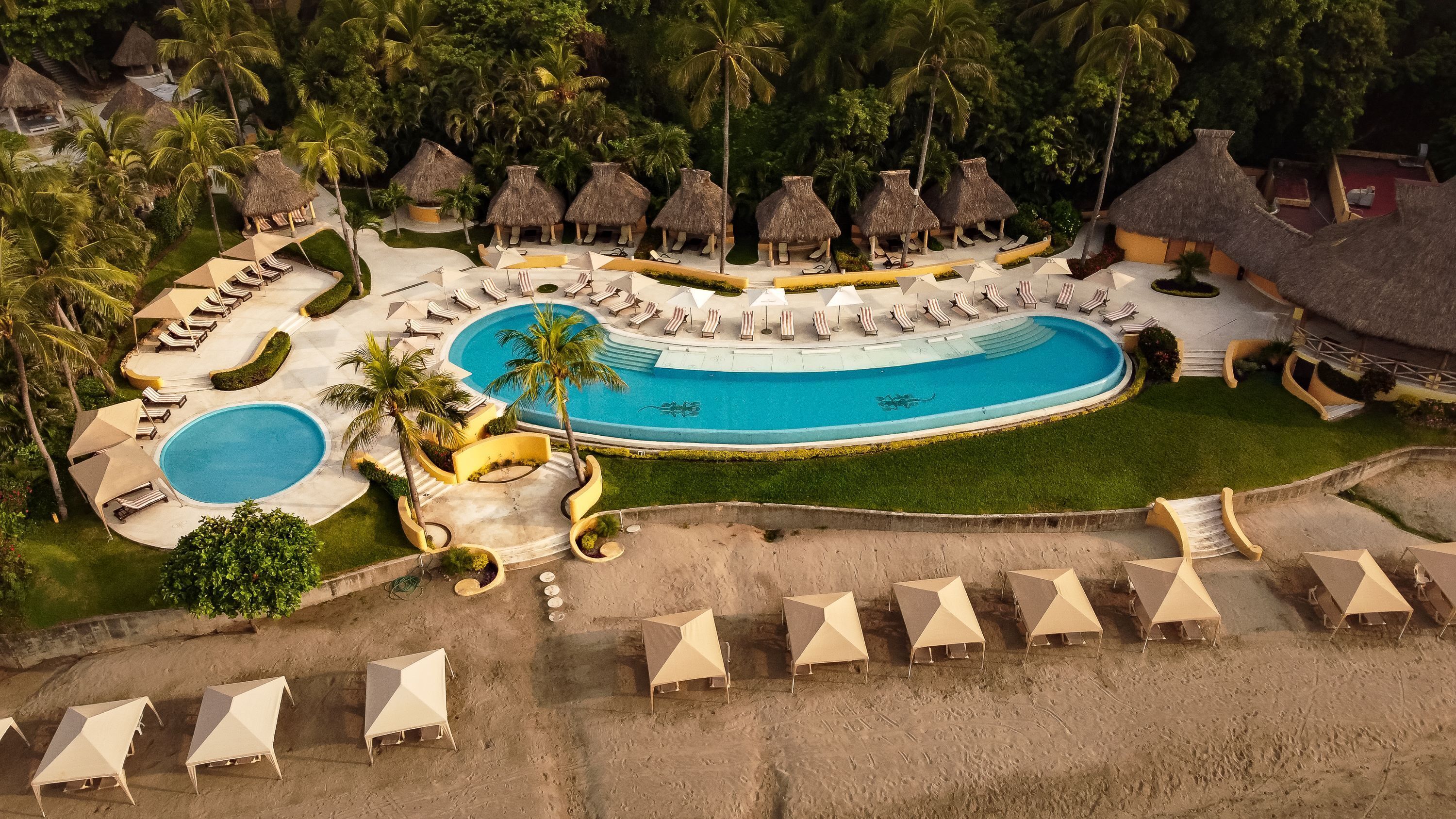 outdoor pool, open 7:00 am to 7:00 pm, pool loungers