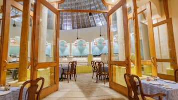 Petit déjeuner et dßner servis sur place, vue sur la mer