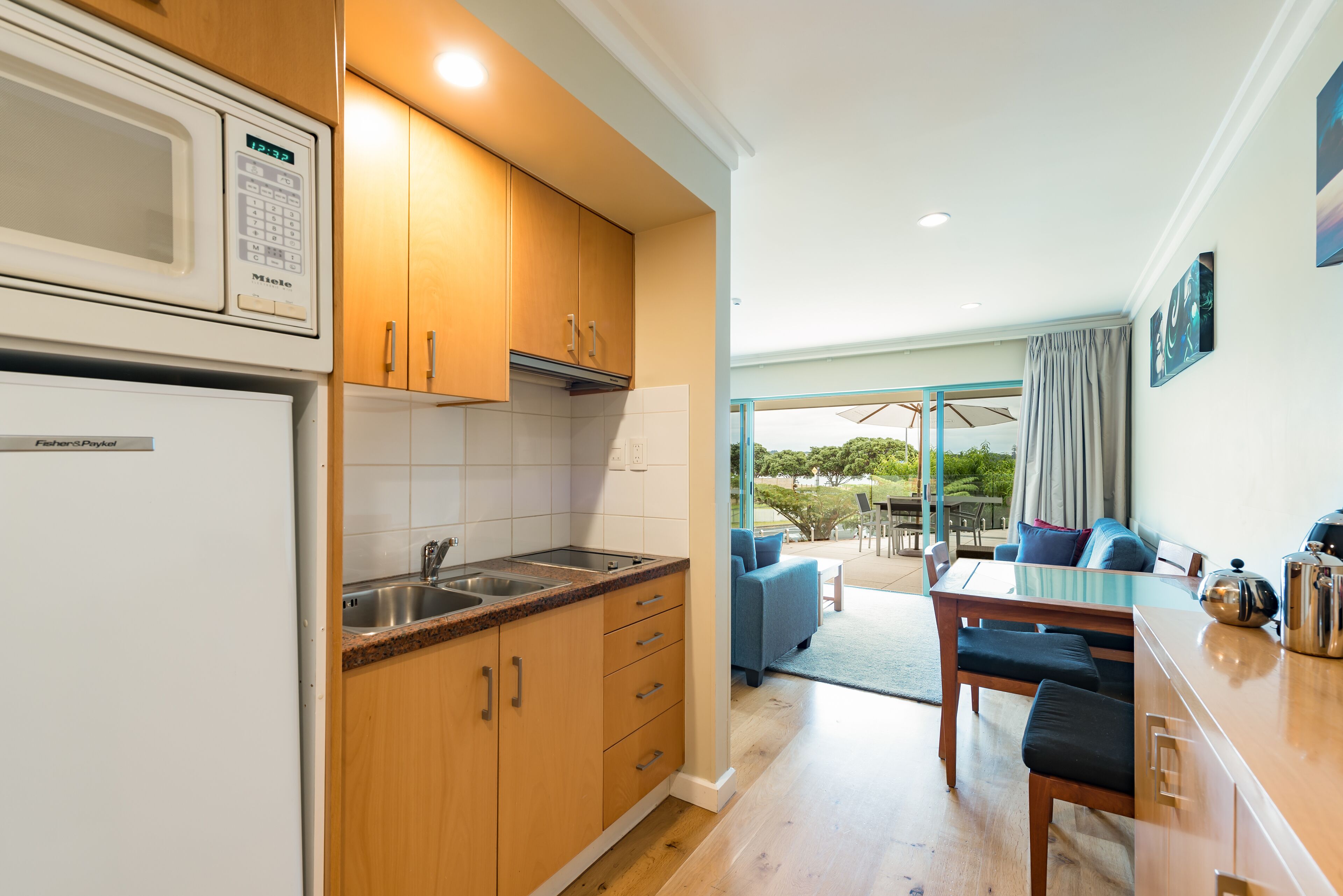 standard apartment, 2 bedrooms, ocean view (first floor) | private kitchen | microwave, coffee/tea maker, electric kettle, toaster