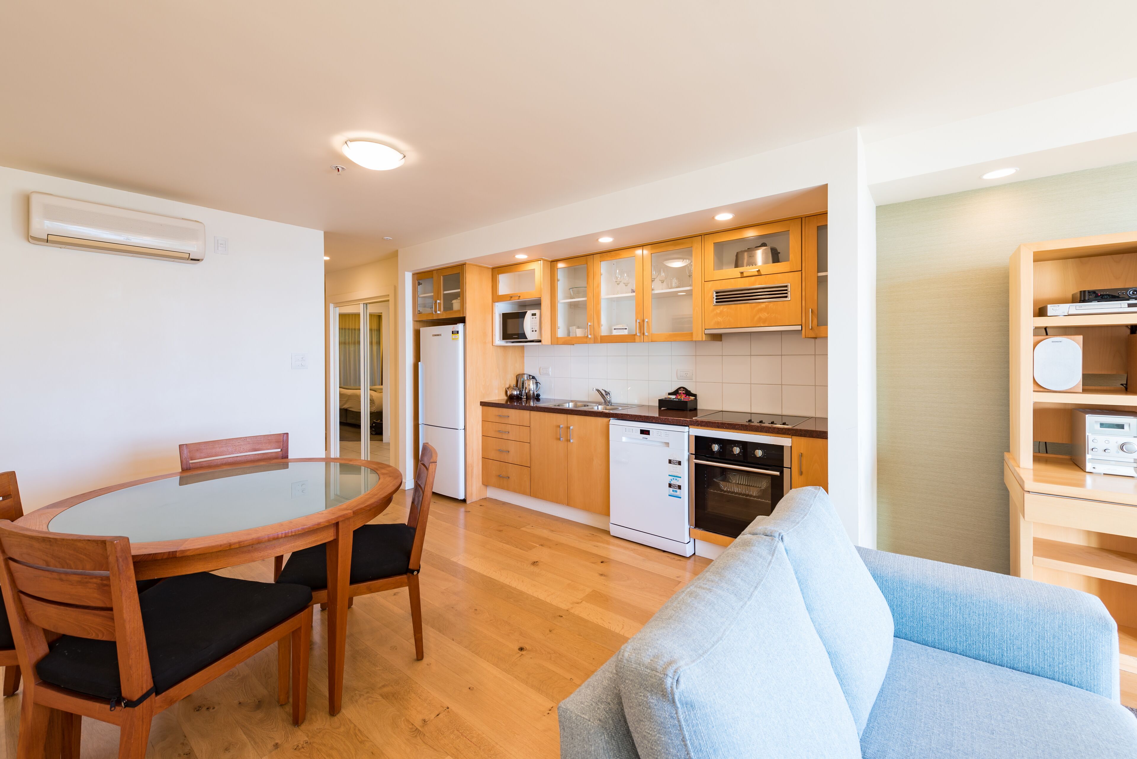 Suite superior, vista al océano (Third Floor) | Cocina privada | Cafetera y tetera, microondas, tetera eléctrica y tostadora 