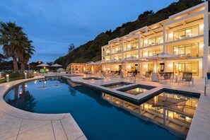 Un hôtel moderne doté d’une piscine, d’un espace extérieur aménagé et offrant une vue sur le paysage environnant.