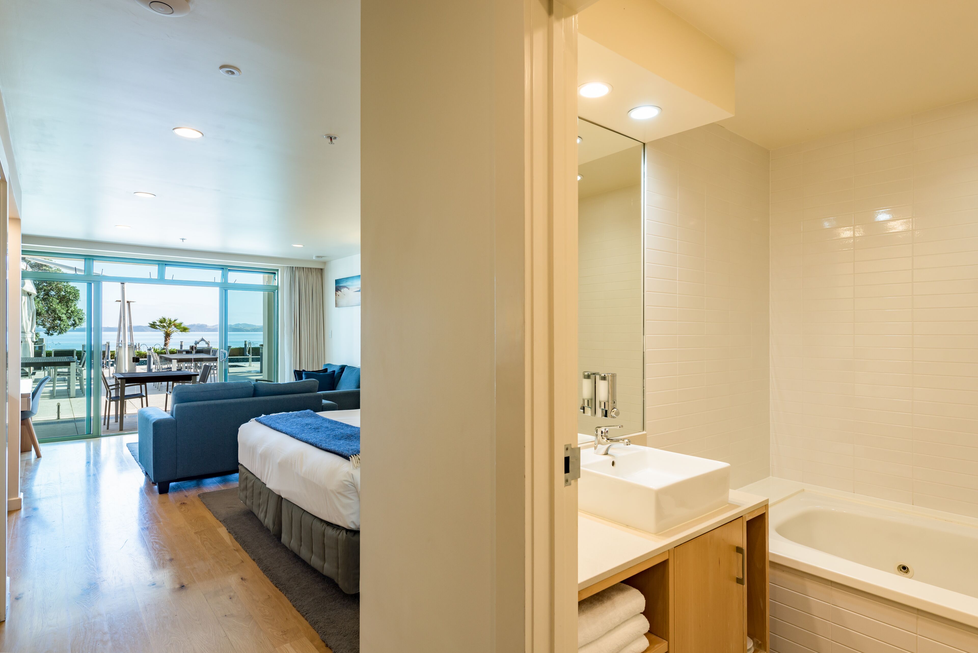 poolside studio, ocean view (first floor) | bathroom | combined shower/bathtub, jetted bath, free toiletries, hair dryer