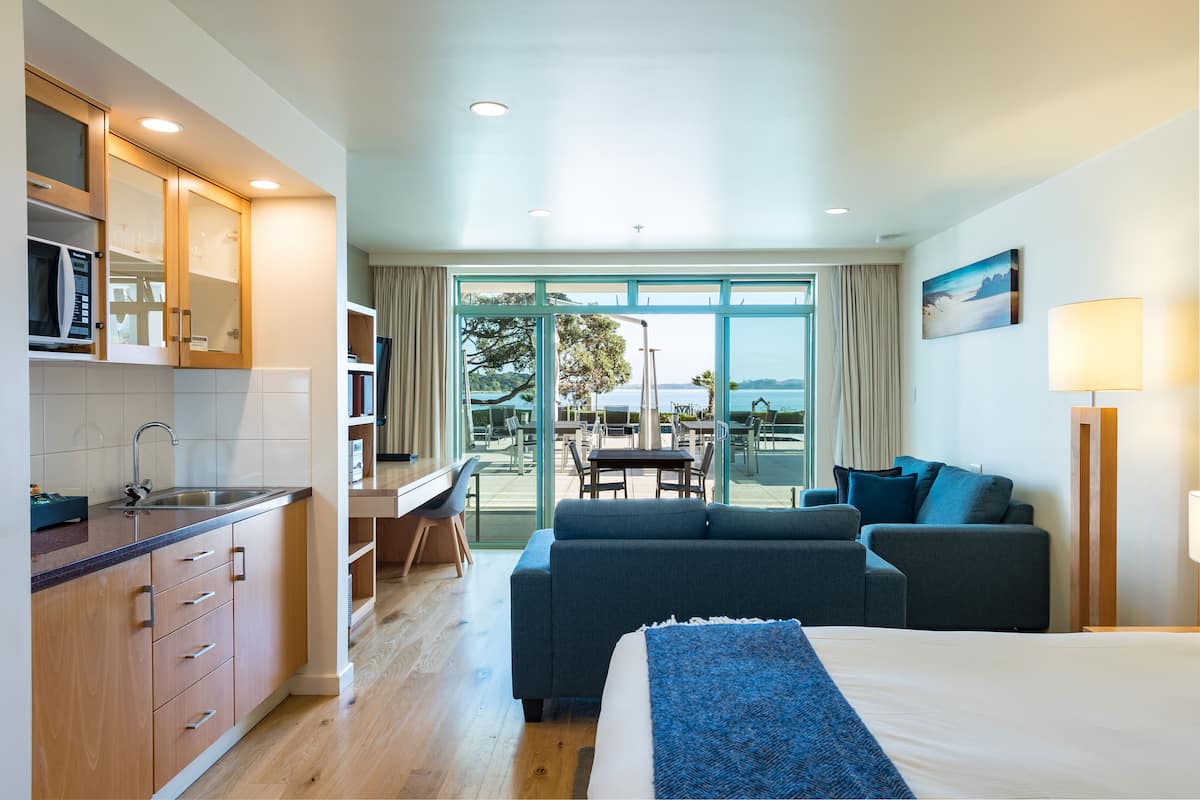Premium bedding, in-room safe, desk, laptop workspace
